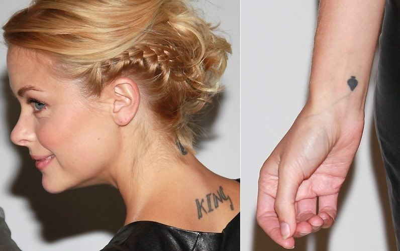 A atriz Jaime King exibe três tatuagens durante evento em um hotel em Beverly Hills: uma estrela na nuca, seu sobrenome nas costas e um naipe de espadas no pulso direito