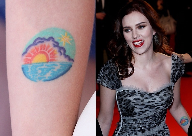 A atriz Scarlett Johansson fez em 2007 sua tatuagem do pôr do sol no braço esquerdo