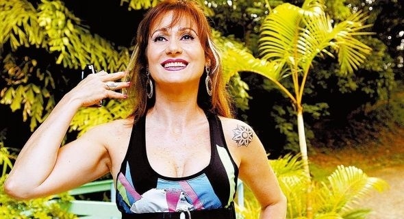 A atriz Zezé Polessa tatuou um tipo de mandala em seu ombro esquerdo
