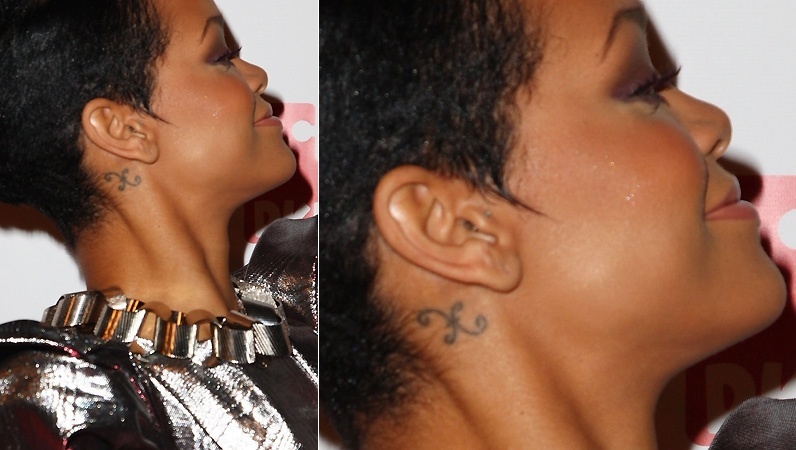 A cantora Rihanna tem o símbolo do signo de peixes tatuado perto da orelha