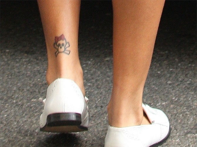 A cantora Rihanna tem várias tatuagens, inclusive essa caveira com um lacinho vermelho