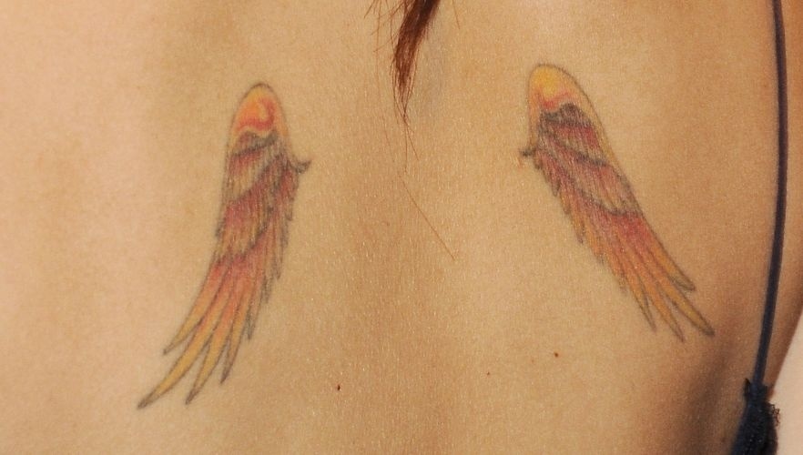 A socialite Nicole Richie tatuou duas asas nas costas