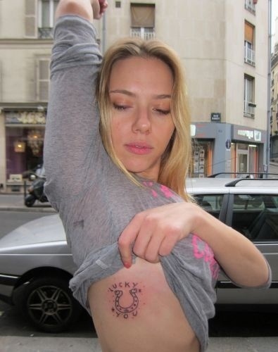 A tatuagem mais recente de Scarlett Johansson é uma ferradura de cavalo acompanhada da frase "Lucky You" (sortudo, em inglês), feita na lateral de sua costela. Ela também é dona de mais três tatuagens: dois pequenos círculos entrelaçados no tornozelo, um por do sol no antebraço, e um terço no pulso com os escritos "I Heart NY" ("Eu amo NY")