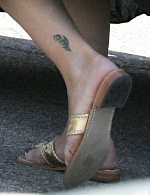 Brooke Shields com uma tatuagem que parece do tempo de "A Lagoa Azul"