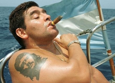 Diego Maradona carrega Che Guevara no braço