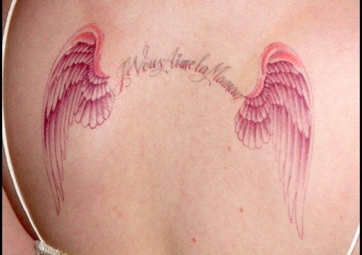 "Eu amo a mamãe" diz a tatuagem de Kelly Osbourne, escrita em francês, além de um par de asas