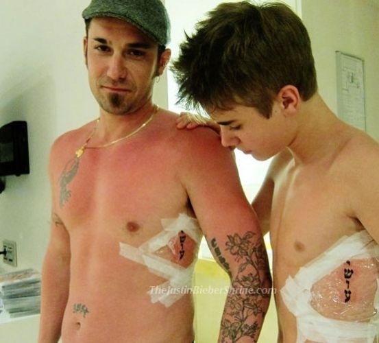 O cantor Justin Bieber fez uma tatuagem com a inscrição "Jesus" em hebraico junto com seu pai. Os dois fizeram a mesma inscrição no mesmo local: um pouco abaixo do peito, no lado esquerdo