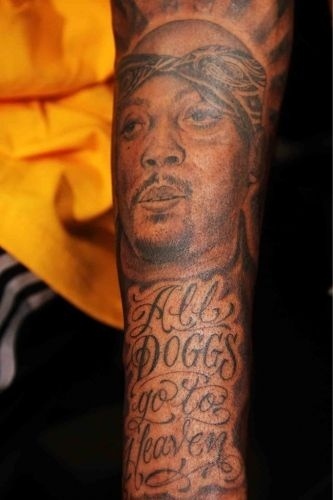O rapper Snoop Dogg fez uma tatuagem em homenagem ao rapper Nate Dogg, morto no dia 15 de março de 2011. A tatuagem traz o rosto do rapper e a frase em inglês "Todos os Doggs (cães) vão para o céu", em tradução livre