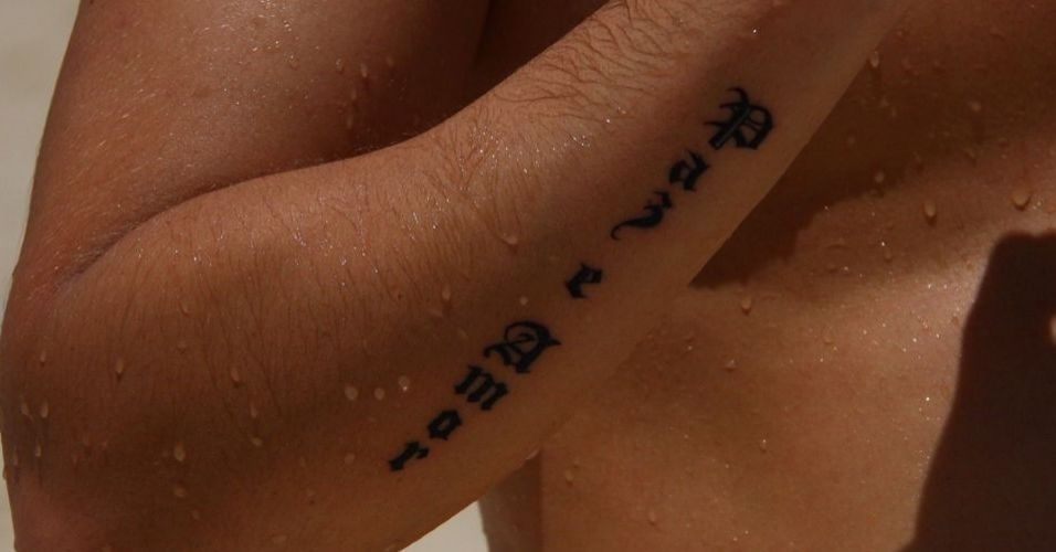 "Paz e Amor" diz a tatuagem no braço direito do cantor Felipe Dylon