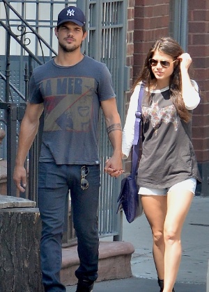 Taylor Lautner e Marie Avgeropoulous em passeio