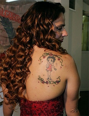 Viviane Araújo tatuou uma Betty Boop nas costas