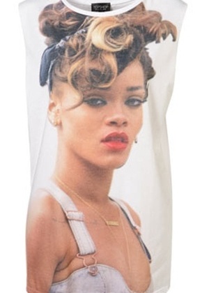 2012 - Rede Topshop vende camisetas com o rosto da cantora Rihanna sem autorização da cantora