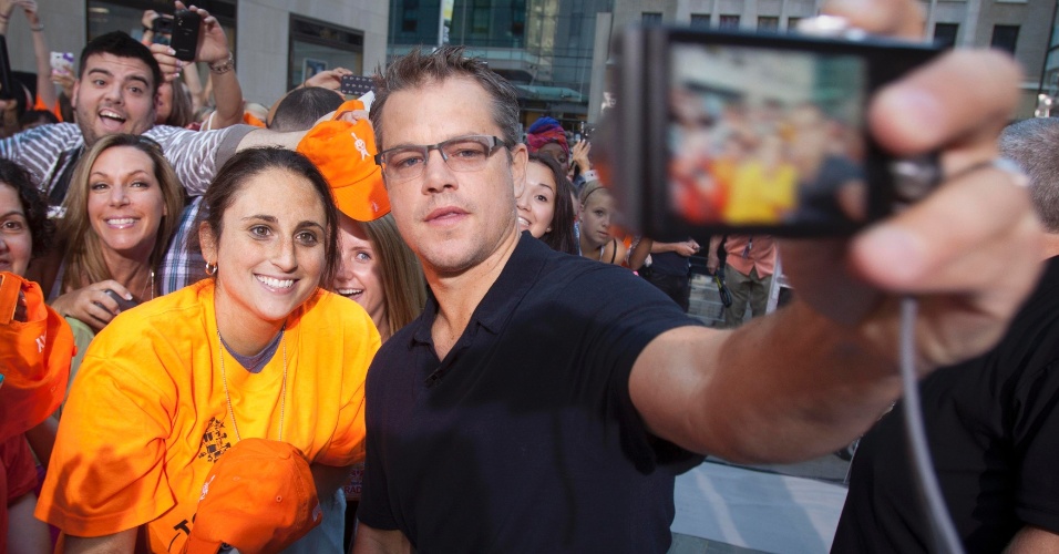 30.jul.2013 - Matt Damon posa para fotos com fãs em Nova York