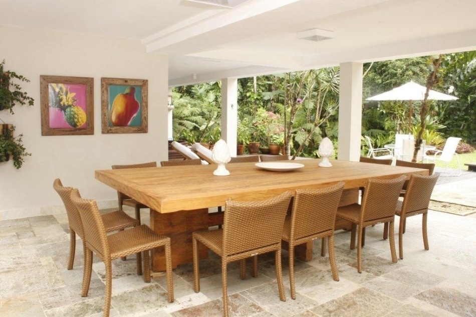 Na ampla e agradável varanda da Casa Iporanga, reformada pela designer de interiores Marília de