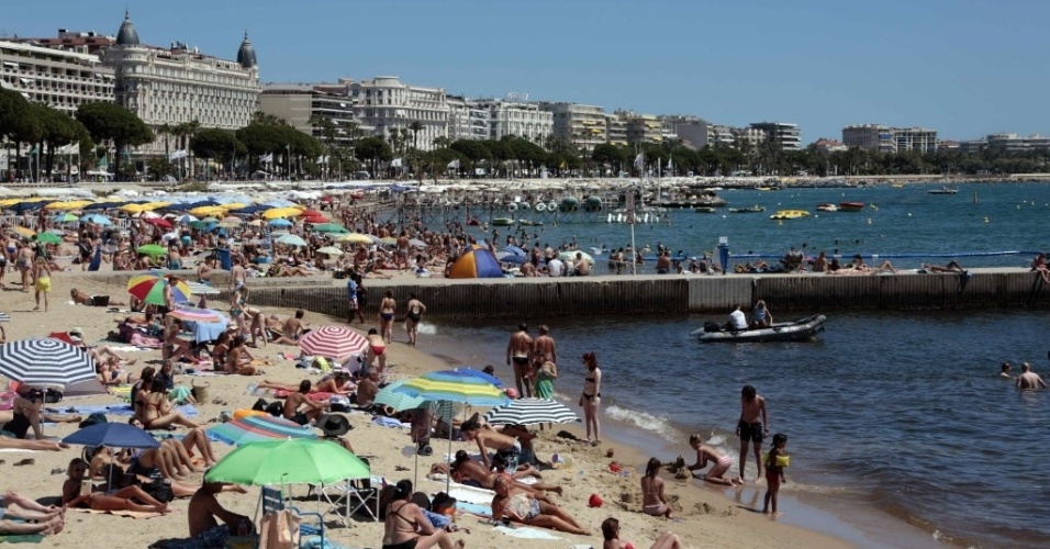 Turistas curtem o dia de sol na praia de Croisette em Cannes, na França (31/07/2013)