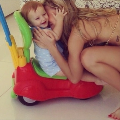 1.jul.2013 - Claudia Leitte paparica o filho caçula em Recife: "Eu quero viver abraçando, sair por aí distribuindo beijos e morrer sorrindo", escreveu a cantora no Instagram