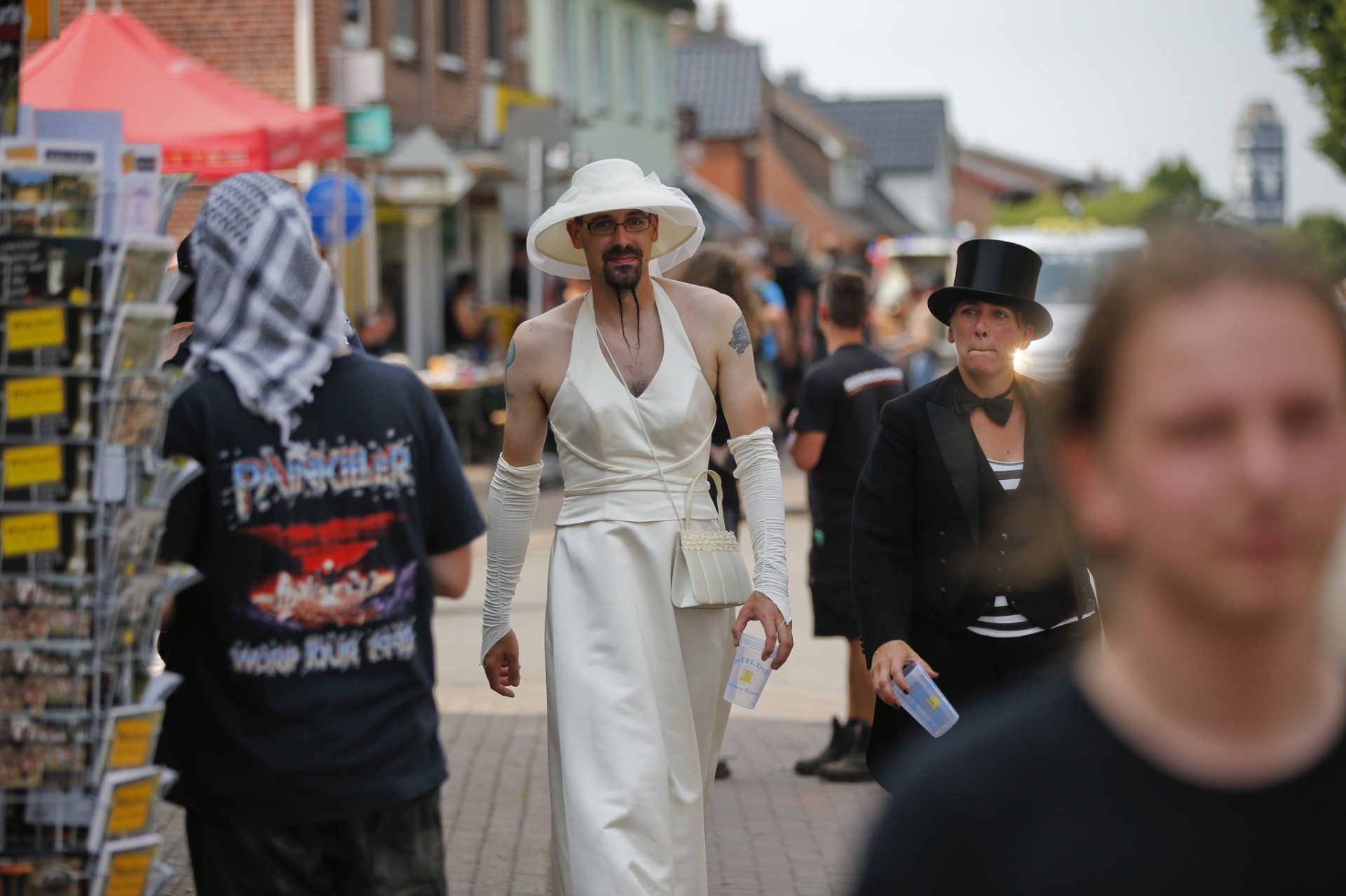 1º.ago.2013 - Homem de vestido branco circula pelo festival - Philipp Guelland/AFP