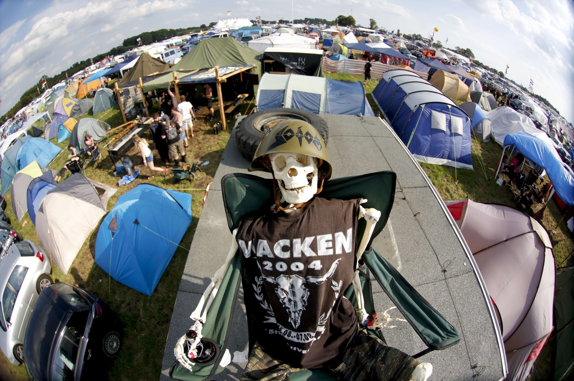 1º.ago.2013 - Esqueleto usa camiseta da edição de 2004 do festival - Philipp Guelland/AFP