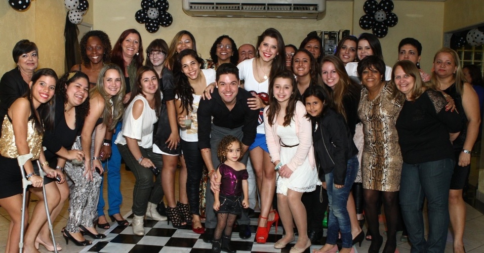 1.ago.2013 - Andressa e Nasser posaram com as meninas do fã-clube na festa ocorrida no Recreio, Rio de Janeiro