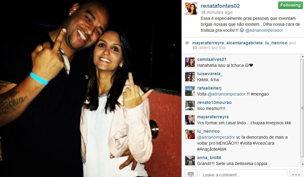 2.ago.2013 - Adriano e a noiva fazem gestos obscenos em foto publicada no Instagram
