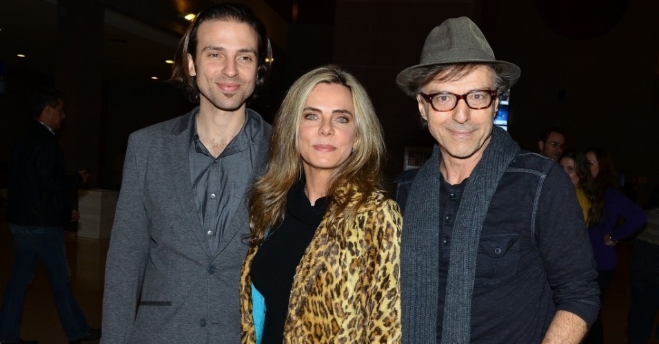 2.ago.2013- Bruna Lombardi foi com o marido Carlos Alberto Riccelli e o filho Kim ao musical em São Paulo