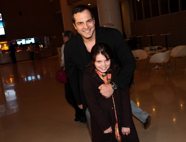 2.ago.2013- Daniel Boaventura levou sua filha para assistir  "Billy Elliot - O Musical"