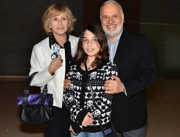 2.ago.2013- Irene Ravache e o marido Edson Paes Mello levaram a neta à estreia de "Billy Elliot"