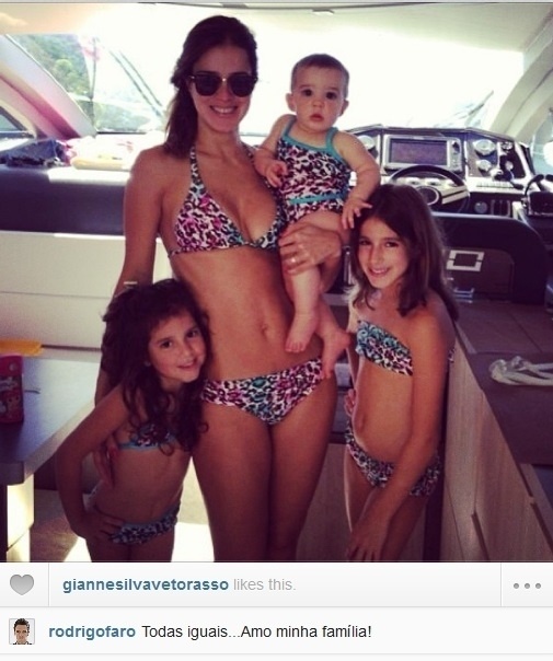 2.ago.2013- Vera Viel, mulher de Rodrigo Faro, e as filhas Clara, Maria e Helena usam a mesma estampa de biquíni durante passeio de barco