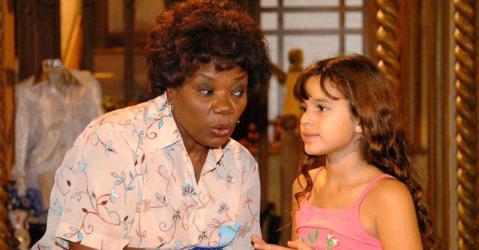 Bruna Marquezine como Flor, de "América", trama exibida em 2005 na Globo. Na imagem, ela aparece com a atriz Neusa Borges, que interpretou a Diva na novela