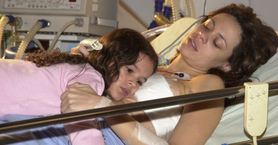 Bruna Marquezine e Vanessa Gerbelli em cena de "Mulheres Apaixonadas". Na trama, exibida em 2003, na Globo, Marquezine deu vida à sofrida Salete, filha de Fernanda, papel de Gerbelli
