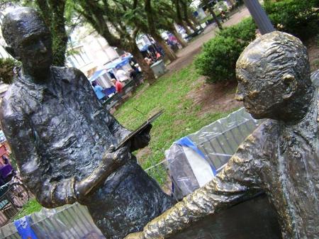Os poetas Carlos Drummond de Andrade e Mario Quintana, em escultura de Xico Stockinger, em Porto Alegre