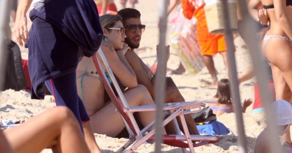 03.ago.2013 -  Luana Piovani vai à praia com o marido, Pedro Scooby