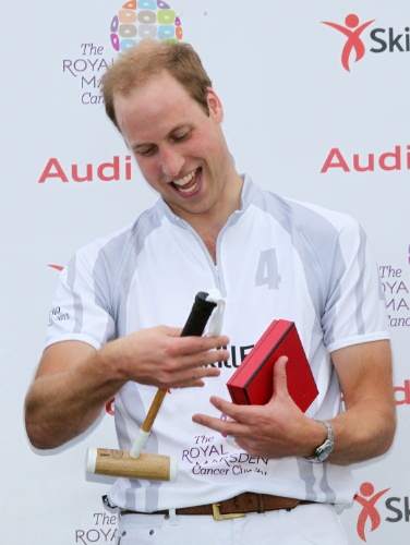 03.ago.2013 - Príncipe William ganha bastão de polo feito por uma criança