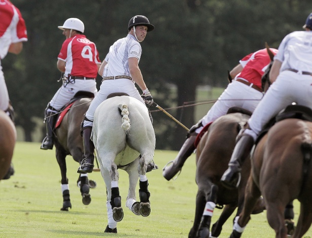 03.ago.2013 - Príncipe William joga partida beneficente de polo na primeira aparição pública desde o nascimento de seu filho, George Alexander Louis