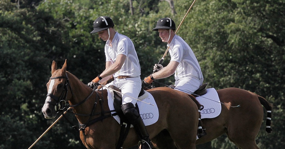 03.ago.2013 - Príncipes William e Harry durante partida de polo