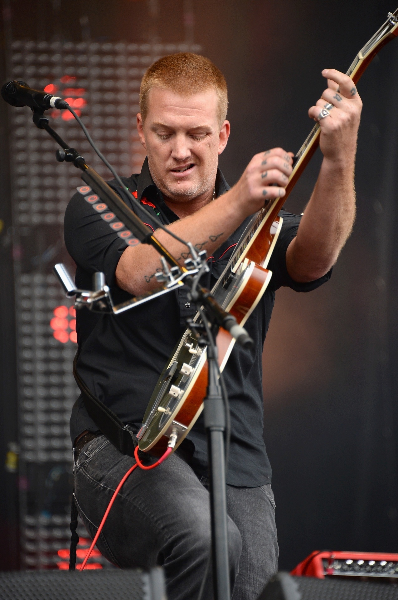 2.ago.2013 - O vocalista e guitarrista do Queens of The Stone Age, Josh Homme, se apresenta no festival Lollapalooza 2013, em Chicago (EUA) - Theo Wargo/Getty Images/AFP