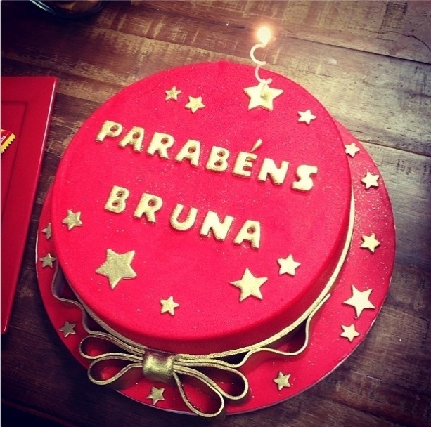 3.ago.2013 - Bruna Marquezine ganha bolo de aniversário