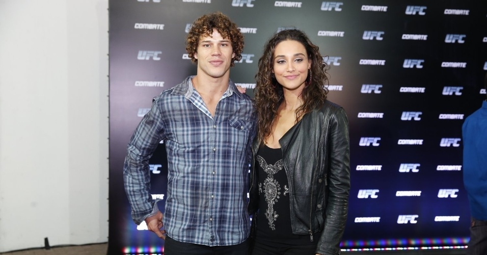 3.ago.2013 - O casal de atores José Loreto e Débora Nascimento na chegada do evento