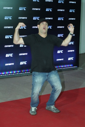 3.ago.2013 - O humorista Sérgio Mallandro faz pose de "fortão" na chegada do UFC Rio 4; preparado para comprar ingressos, o humorista foi convidado, na hora, a entrar de graça no ginásio