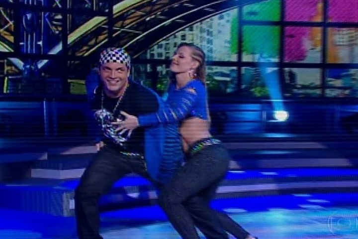04.ago.2013 - Daniel Boaventura dança funk na competição