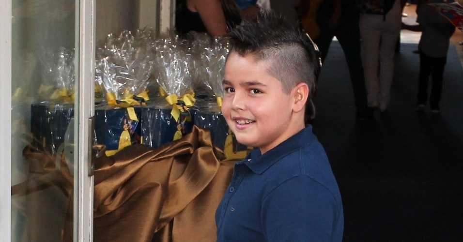 04.ago.2013 - Filho do Faustão, João Guilherme usa penteado moicano no aniversário de Rafaella Justus