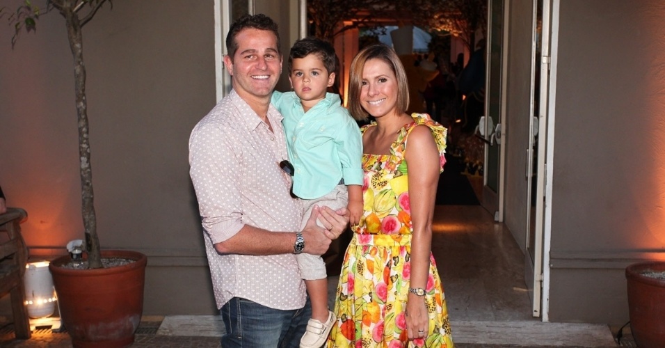 04.ago.2013 - Afonso Nigro vai à festa de Rafaella Justus com a mulher e o filho