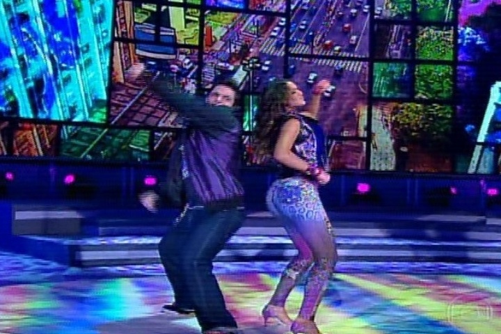 04.ago.2013 - No ritmo do funk, Bruna Marquezine faz coreografia sensual na "Dança dos Famosos"