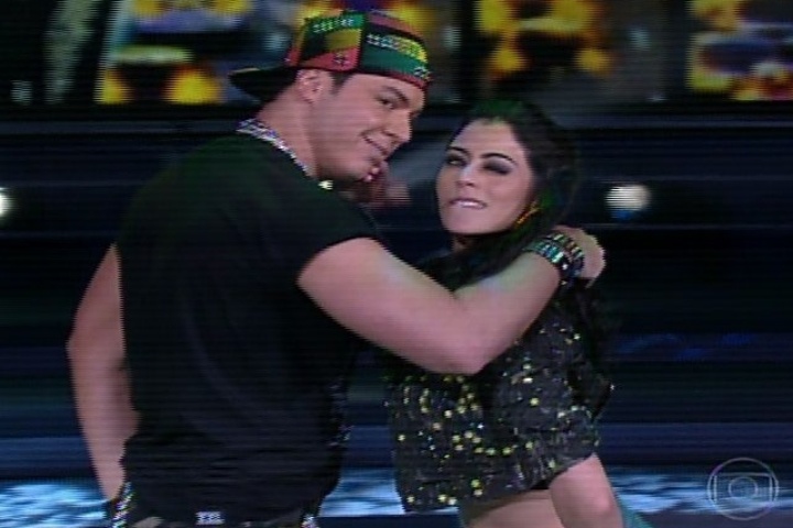 04.ago.2013- No ritmo do funk, Carol Castro abusa da sensualidade na "Dança dos Famosos"