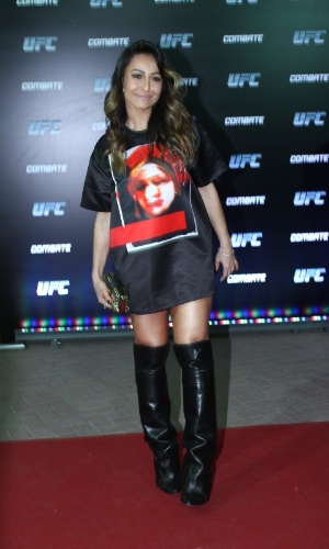 3.ago.2013 - A apresentadora Sabrina Sato posa para fotos ao chegar para acompanhar as lutas do UFC Rio 4, no Rio de Janeiro