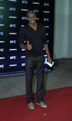 3.ago.2013 - Sozinho, jogador de basquete Leandrinho chega para acompanhar o UFC Rio 4