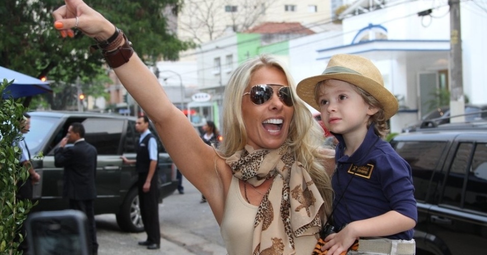5.ago.2013 - Adriane Galisteu chega com Vittorio para festejar os 3 anos do menino no buffet Planet Mundi, em Moema, São Paulo