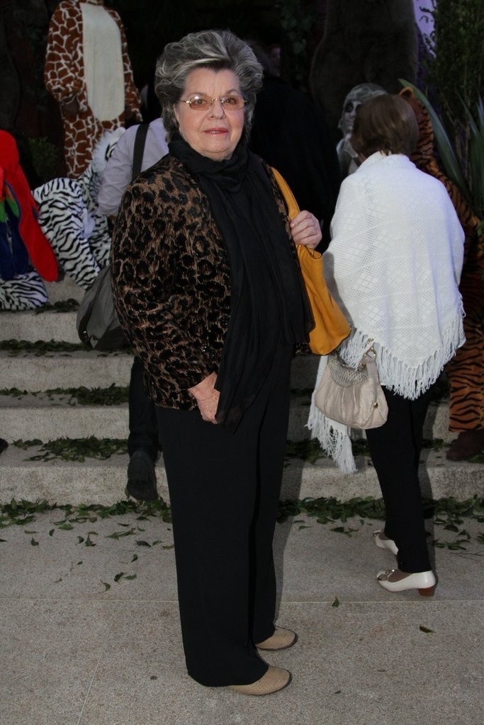 5.ago.2013 - Dona Emma, mãe de Galisteu, na festa do neto Vittorio