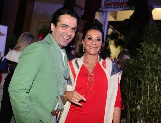 5.ago.2013 - Fábio Arruda e Beth Szafir na festa de Vittorio