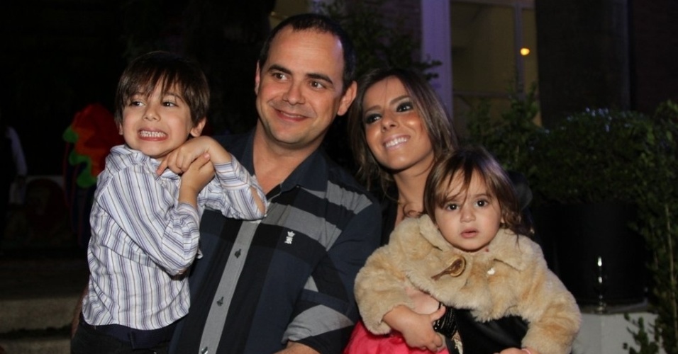 5.ago.2013 - Márvio Lúcio, o Carioca do "Pânico" foi à festa de Vittorio com a mulher Paloma Machado e os filhos Lucas e Lorena
